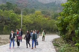 重陽登高慈云寺，山環(huán)水繞樂開懷